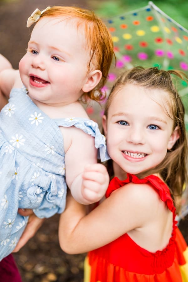 Colorful rainy family photos at Jeffrey Mansion in Bexley, Ohio