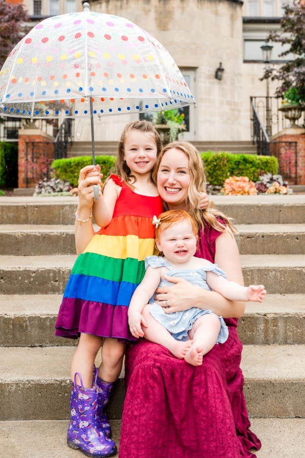 Colorful rainy family photos at Jeffrey Mansion in Bexley, Ohio