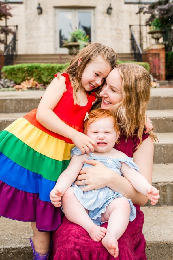 Colorful rainy family photos at Jeffrey Mansion in Columbus, Ohio
