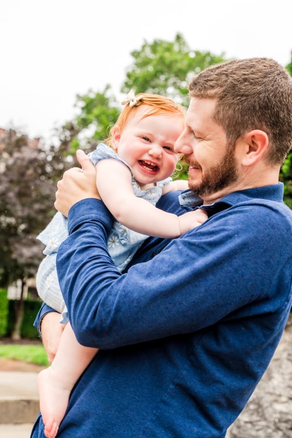 Colorful rainy family photos at Jeffrey Mansion in Bexley, Ohio