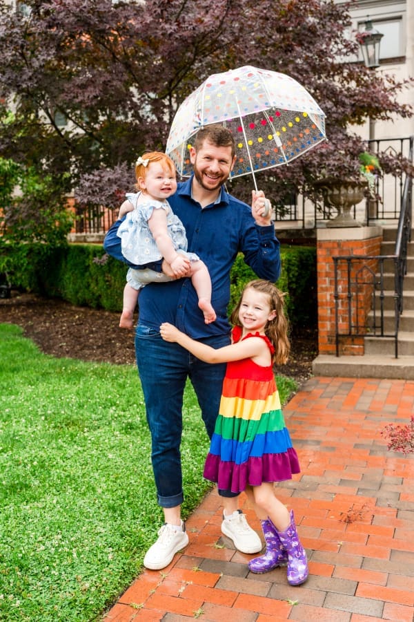 Colorful rainy family photos at Jeffrey Mansion in Columbus, Ohio