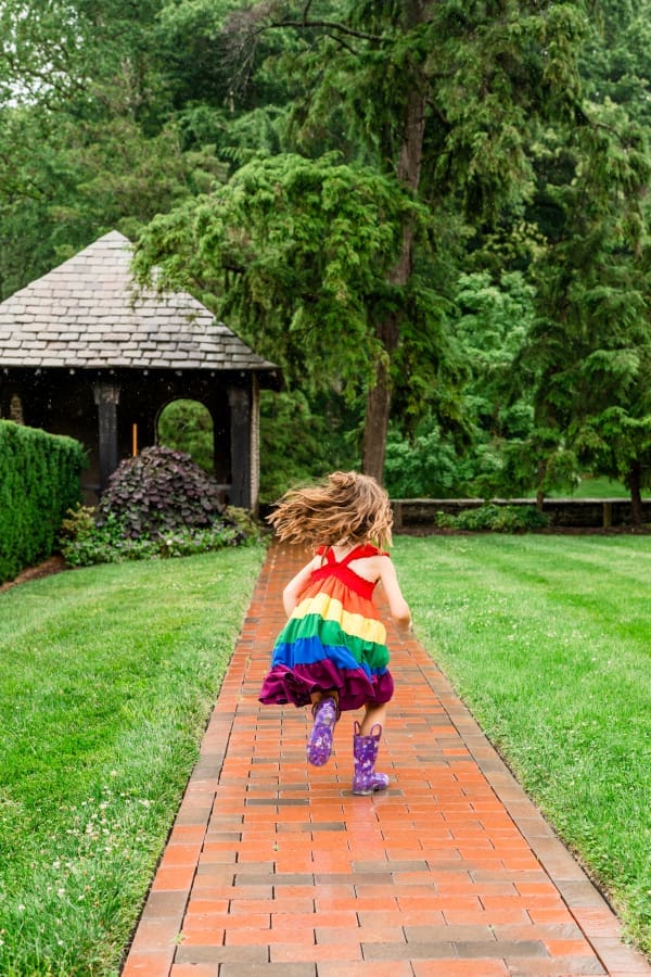 Colorful rainy family photos at Jeffrey Mansion in Bexley, Ohio
