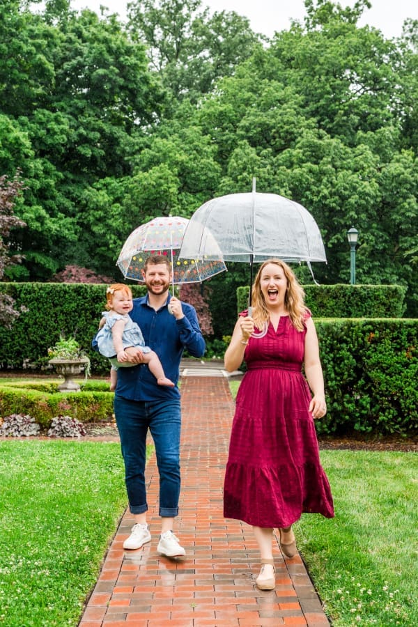Colorful rainy family photos at Jeffrey Mansion in Bexley, Ohio