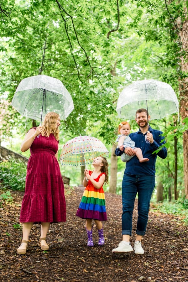 Colorful rainy family photos at Jeffrey Mansion in Bexley, Ohio