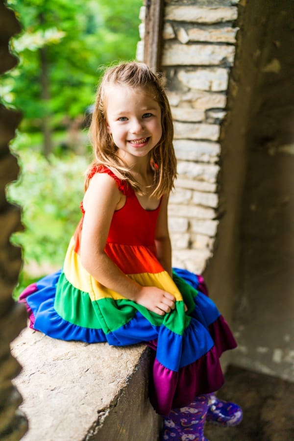 Colorful rainy family photos at Jeffrey Mansion in Bexley, Ohio