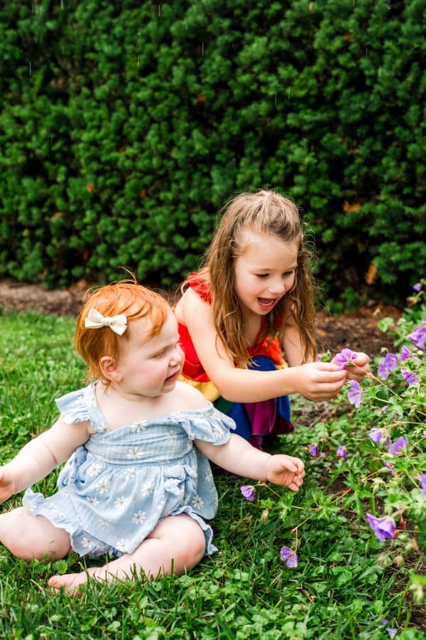 Colorful rainy family photos at Jeffrey Mansion in Bexley, Ohio