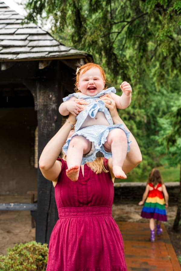 Colorful rainy family photos at Jeffrey Mansion in Columbus, Ohio