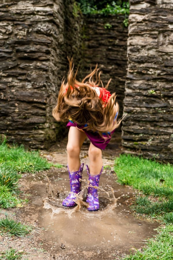 Colorful rainy family photos at Jeffrey Mansion in Columbus, Ohio