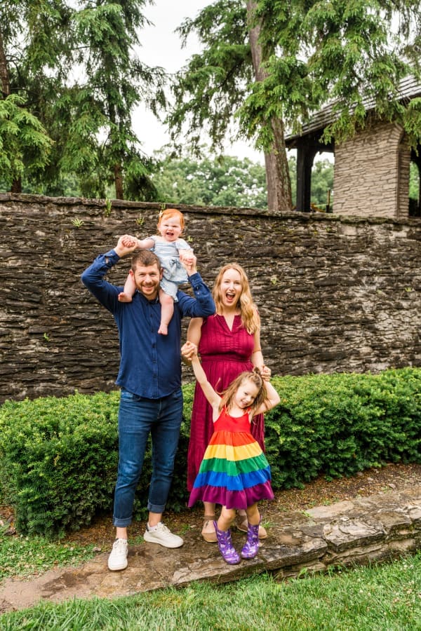 Colorful rainy family photos at Jeffrey Mansion in Columbus, Ohio