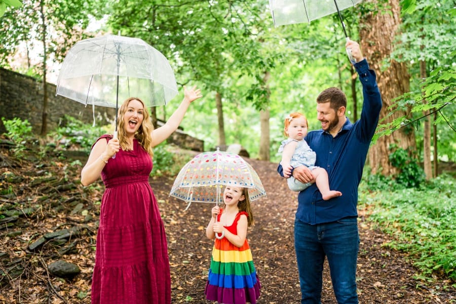 Colorful rainy family photos at Jeffrey Mansion in Bexley, Ohio