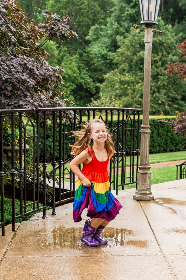 Colorful rainy family photos at Jeffrey Mansion in Bexley, Ohio
