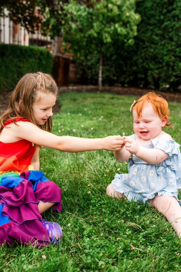 Colorful rainy family photos at Jeffrey Mansion in Bexley, Ohio