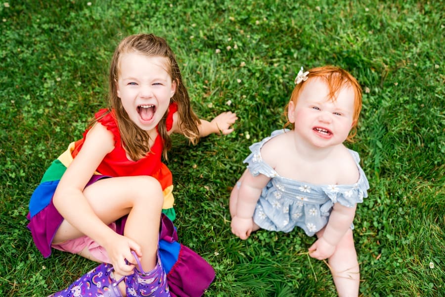 Colorful rainy family photos at Jeffrey Mansion in Bexley, Ohio