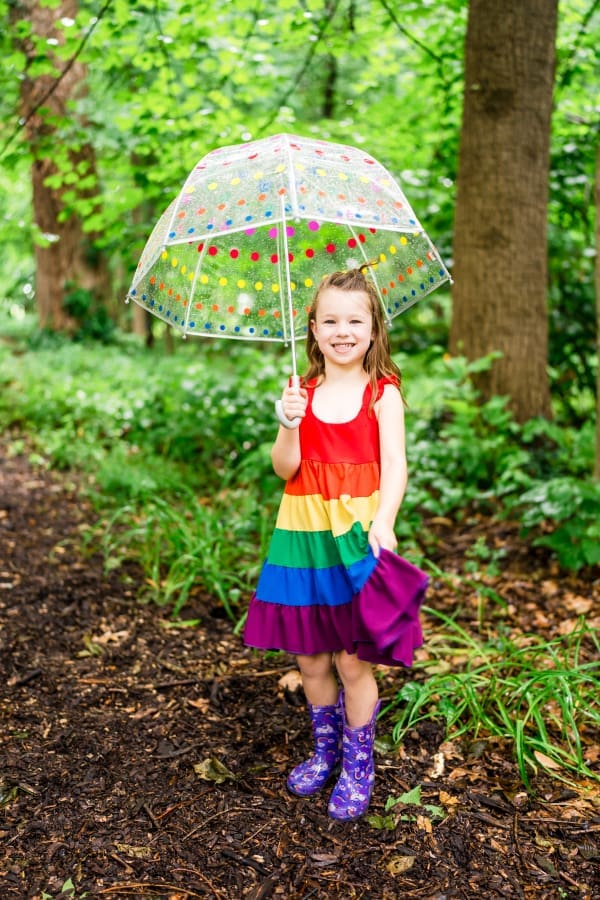 Colorful rainy family photos at Jeffrey Mansion in Columbus, Ohio