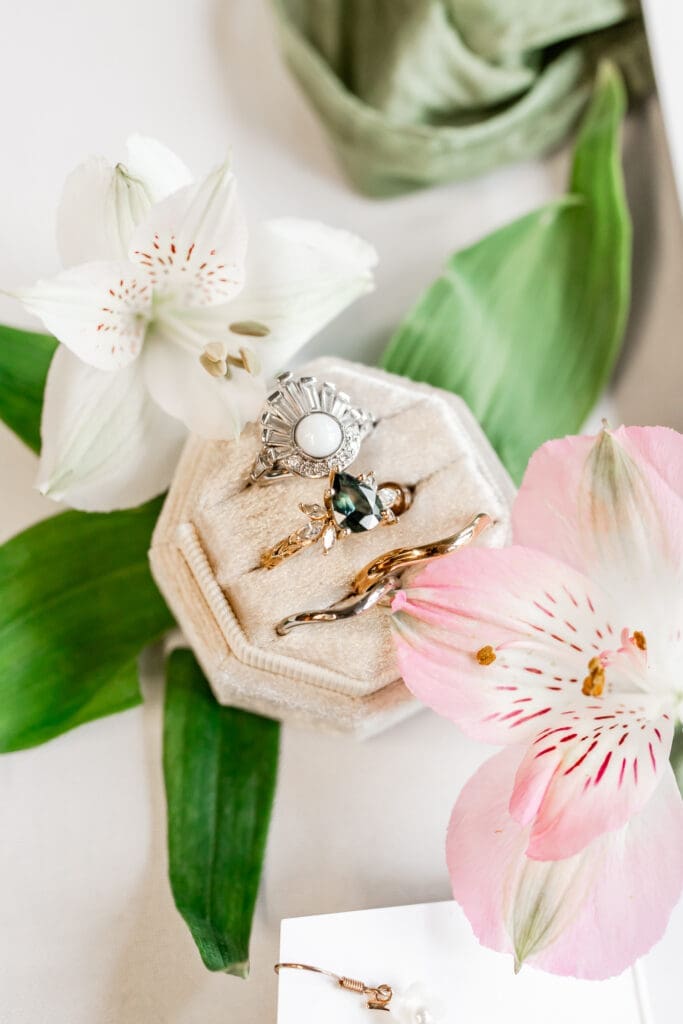 Custom wedding rings detail photo
