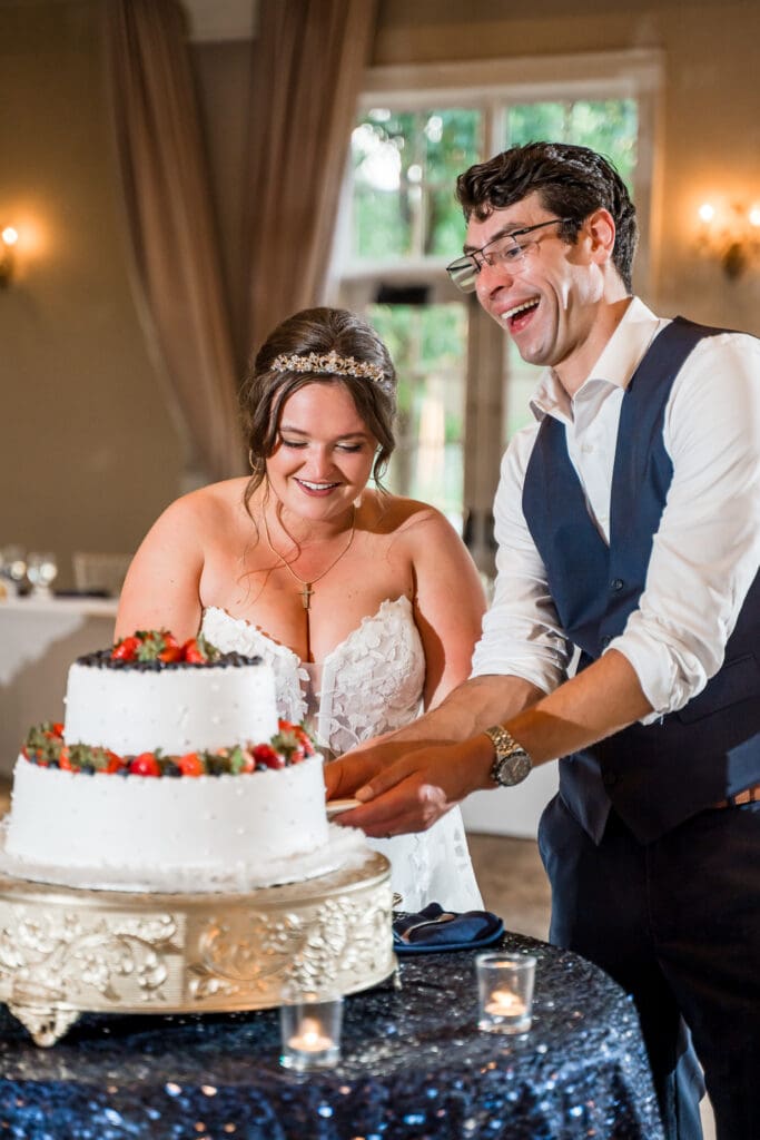 Cake cutting at a wedding at Pinnacle Golf Club in Grove City, Ohio.